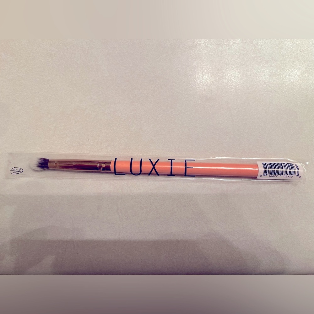 LUXIE 243 Precision Blender Brush - Rose Gold